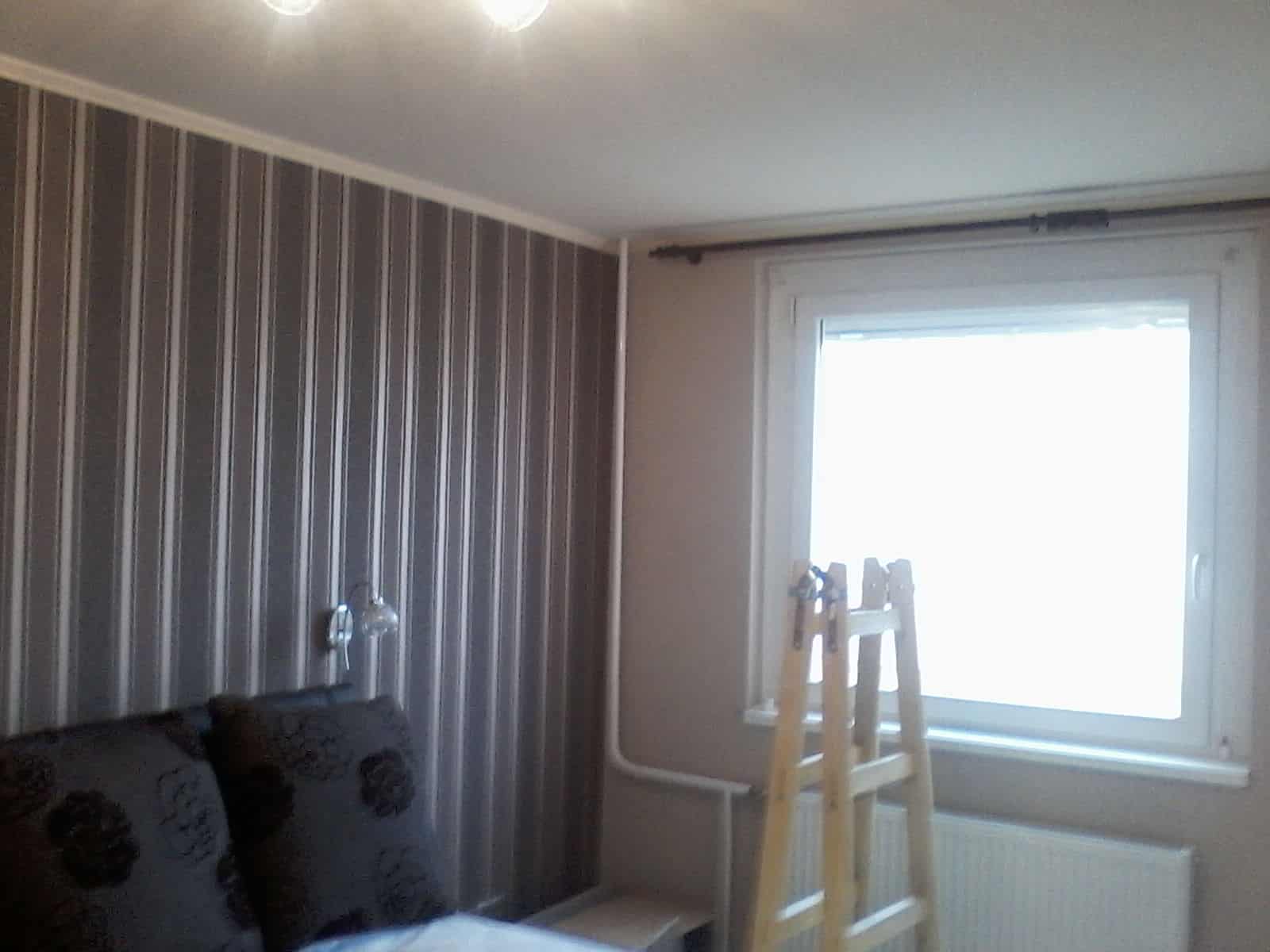 Nappali tapétázás közben